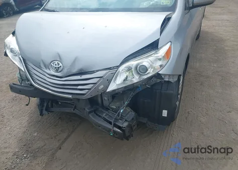 2015 Toyota Sienna Xle 8 Passenger z USA, uszkodzony, nr VIN 5TDYK3DC3FS571023